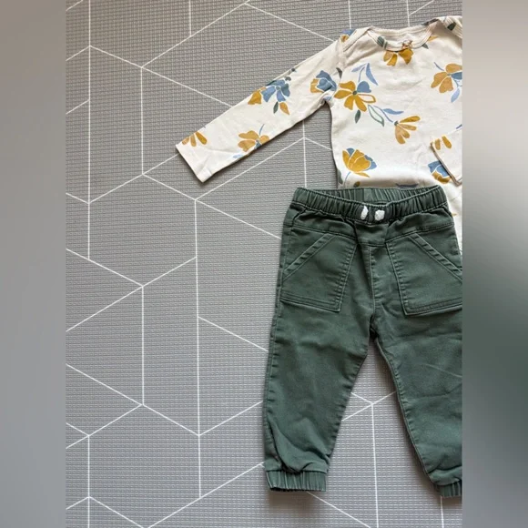 Carters|Baby girl/toddler Floral Long Sleeve cream Onesie & Olive Jogger pants• - Picture 4 of 7